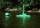 Typische Fahrwasserbetonnung auf der österreichischen Donau, hier eine grüne Leuchttonne auf der Steuerbordseite des Fahrwassers.